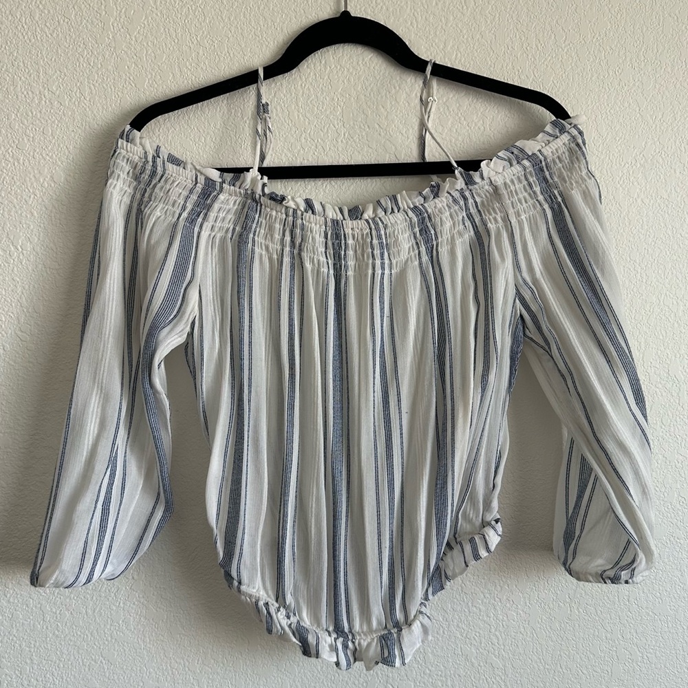 Striped off the shoulder top 💙🤍